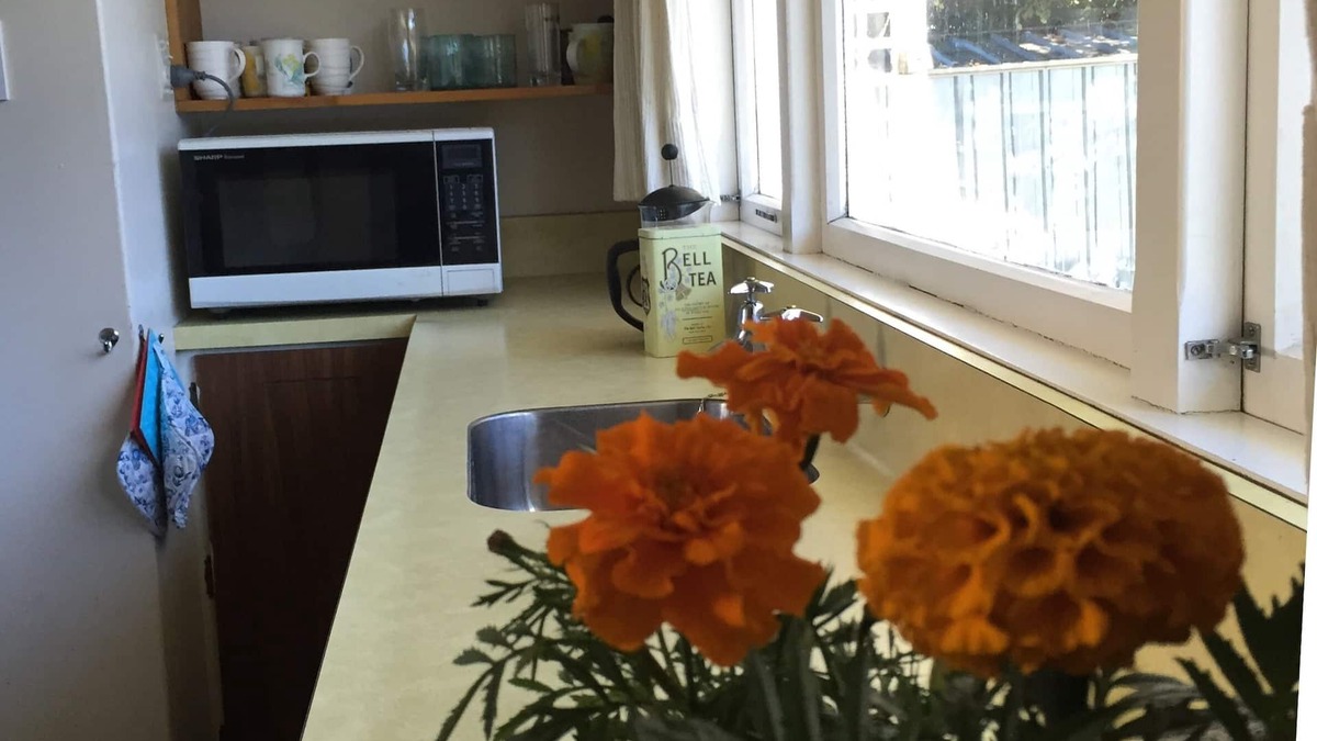 Stoke Apartment | 1970's Retro Flat central Stoke. Saxton Sports field close, handy family/teams