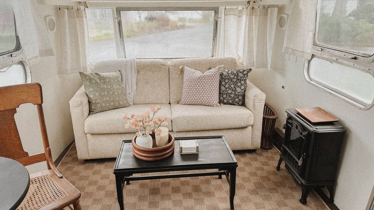 Eugene House | 1974 Vintage Airstream near Historic Coburg