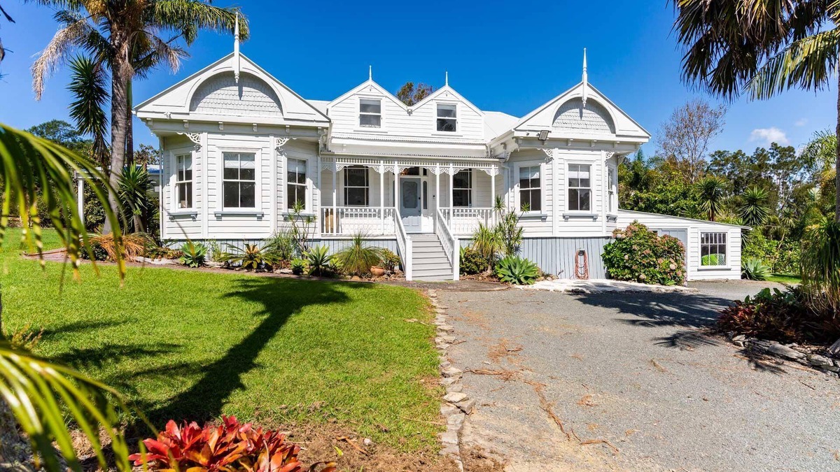 Mangawhai Heads House | 19th Par 2 - character villa with golfing green - newly renovated!