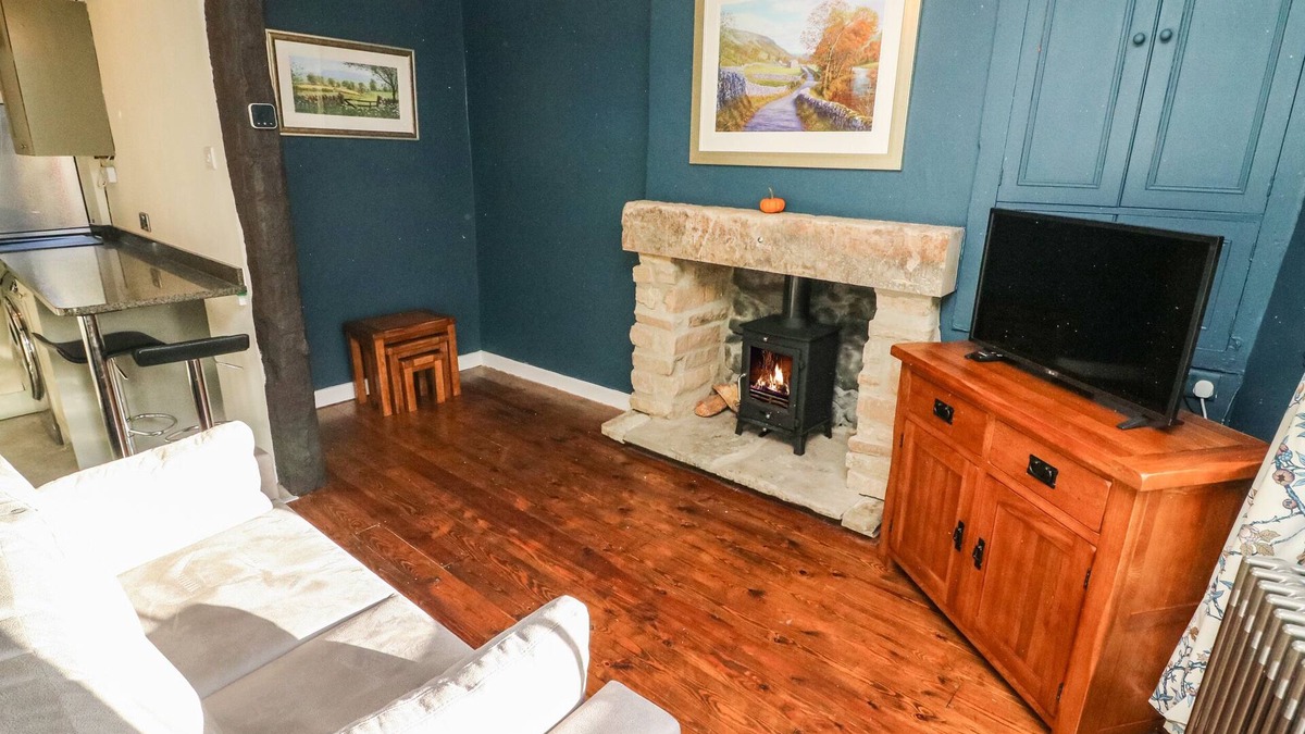 Settle Cottage | 1A LOWER CROFT STREET, pet friendly, with open fire in Settle