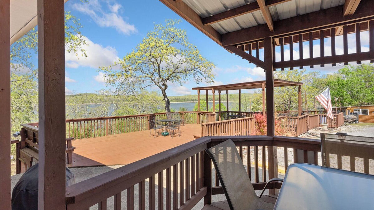 Diamond City Cabin | 1bd/1bath cabin with beautiful views of Bull Shoals Lake in a quiet, peaceful area.