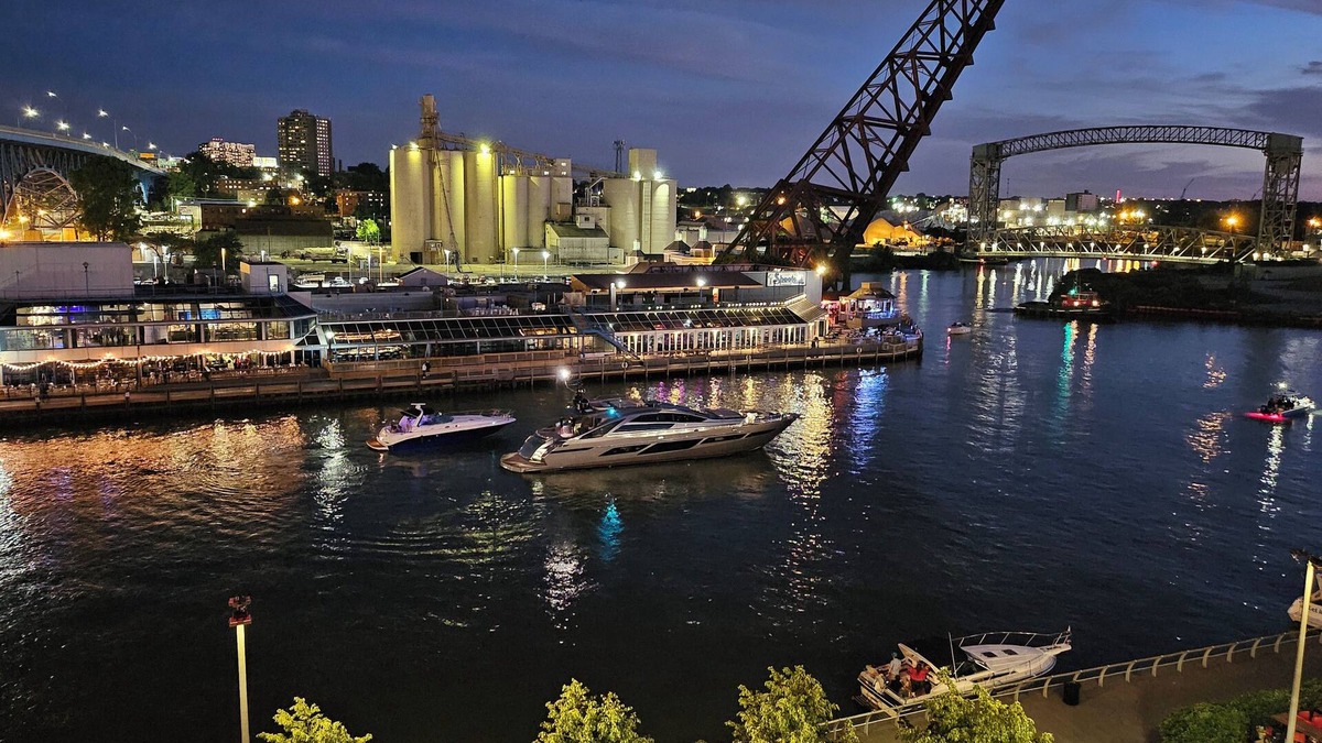 Downtown Cleveland Apartment | 1bed 1bath Penthouse on the river. 10 minute walk to Cavs, Browns, Guardians.