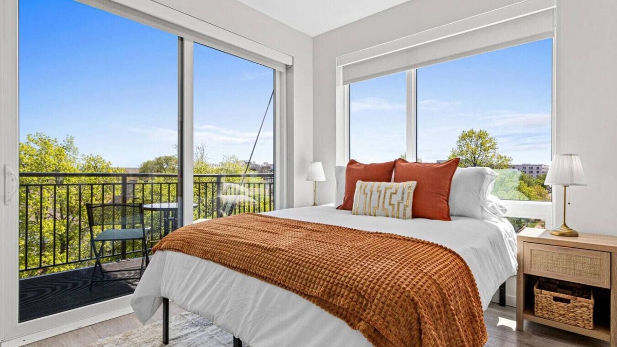 Lyn-Lake Apartment | 1Bed Eat Street Apt W/Lounge + Gym +Whittier Park