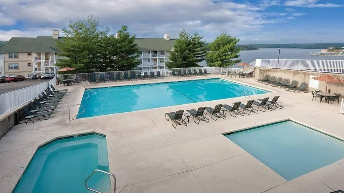 Kaiser Condo | 1br Condo in Ozark Area-Water & Amusement Parks