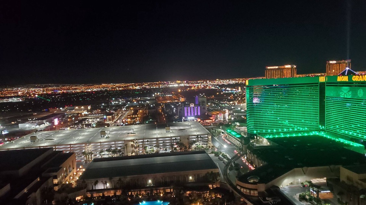 Las Vegas House | 1BR Corner Penthouse Suite/Balcony 31st Floor