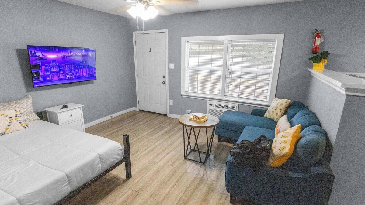 Park Place Apartment | 1BR Cozy APT | 3 Full Beds | Free Gated Parking