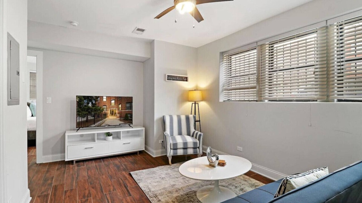 Ravenswood Apartment | 1BR Delightful Apt in Ravenswood | Shops & Dining