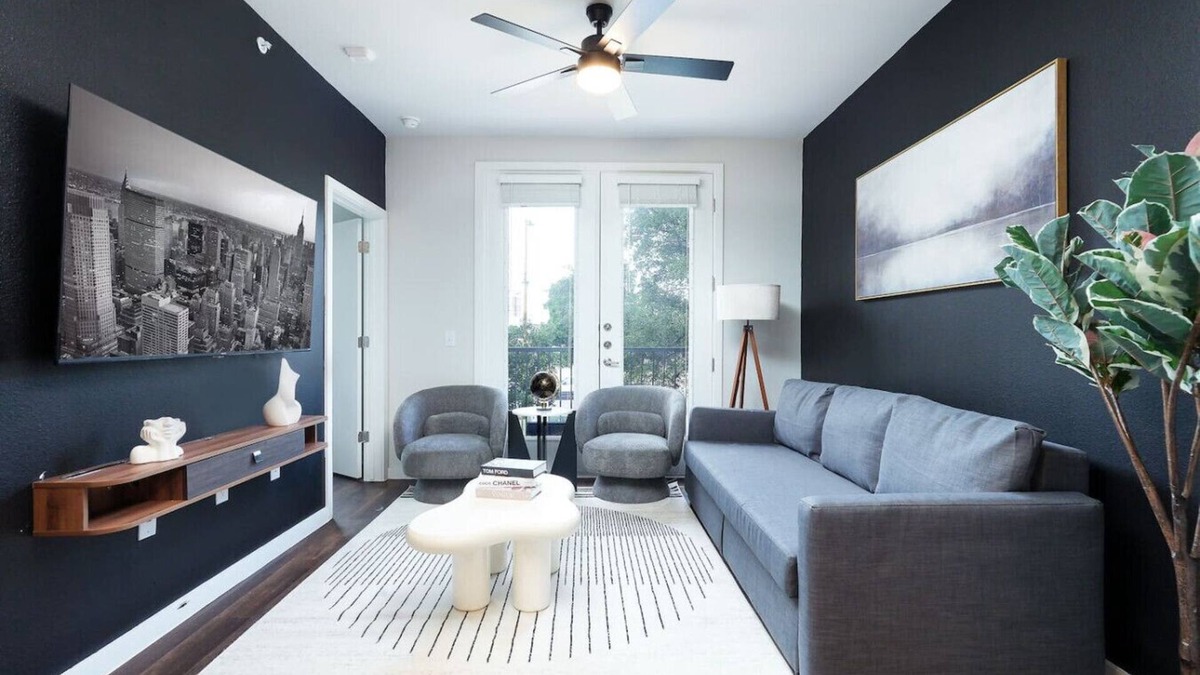Southtown Apartment | 1BR Escape w/Gym & Parking Near Rvrwalk & Dome