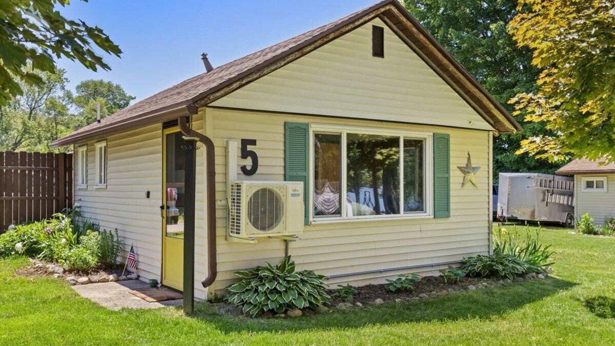 Chippewa Lake Cabin | 1BR Retreat in Chippewa w/pickleball court