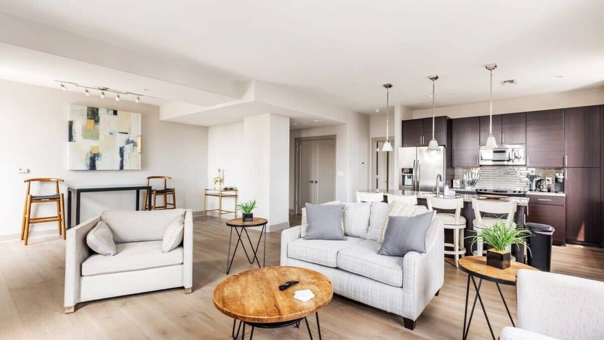 Downtown Baltimore Apartment | 1BR Stylish Apartment With Rooftop Deck & Pool