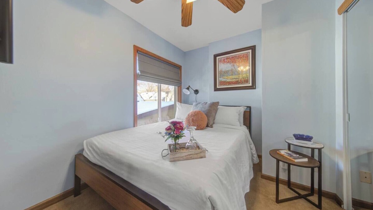 Bottineau House | 1BR Upper Duplex Art District + Retreat + Backyard + Parking