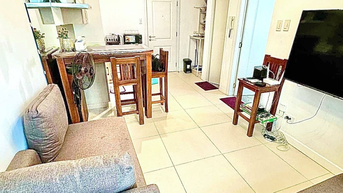 Matandang Balara Condo | 🌿 1BR w/Balcony & Pool View | Free WiFi, Netflix, Karaoke,Pool/gym Access
