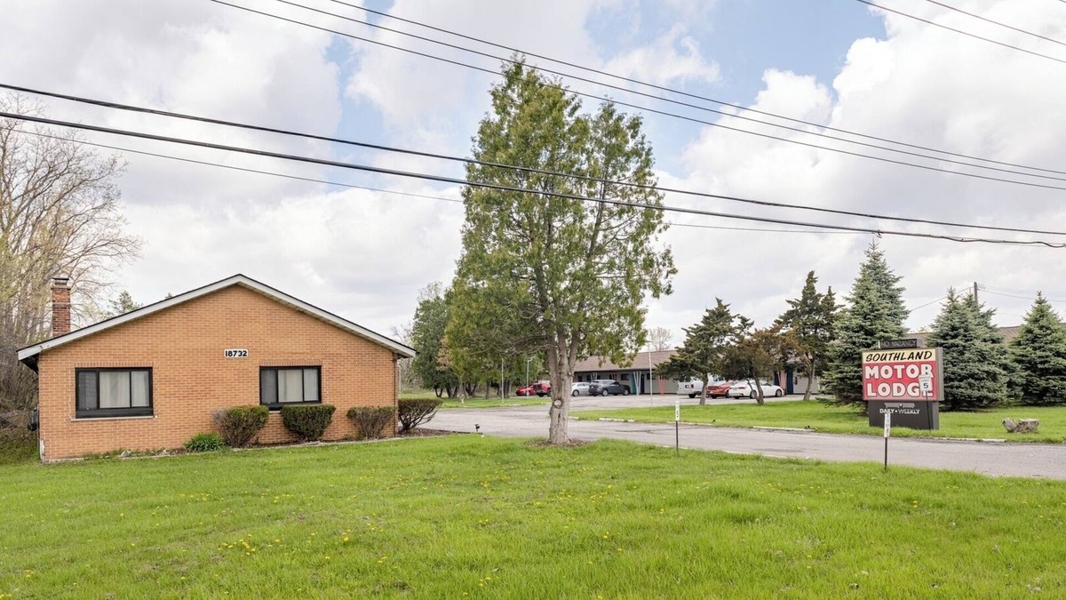 Riverview Apartment | 1BR w/Smart TV | AC | Self Check-in | MI