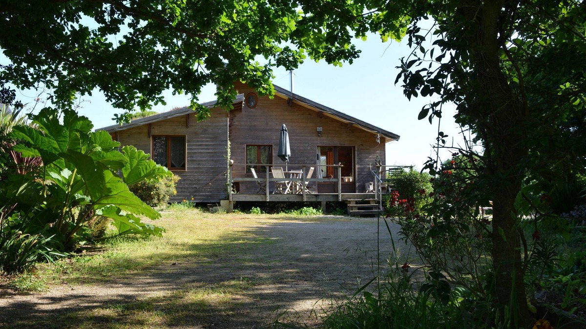 Treduder Cottage | 1km from the beaches, House with Jacuzzi in very quiet garden, beautiful view