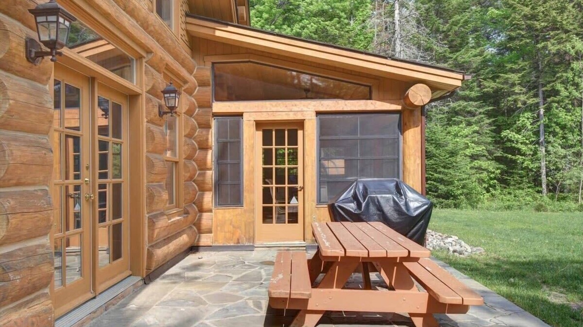 Fiddler Lake Resort Ski Chalet | 1km to lake, log house & hot tub