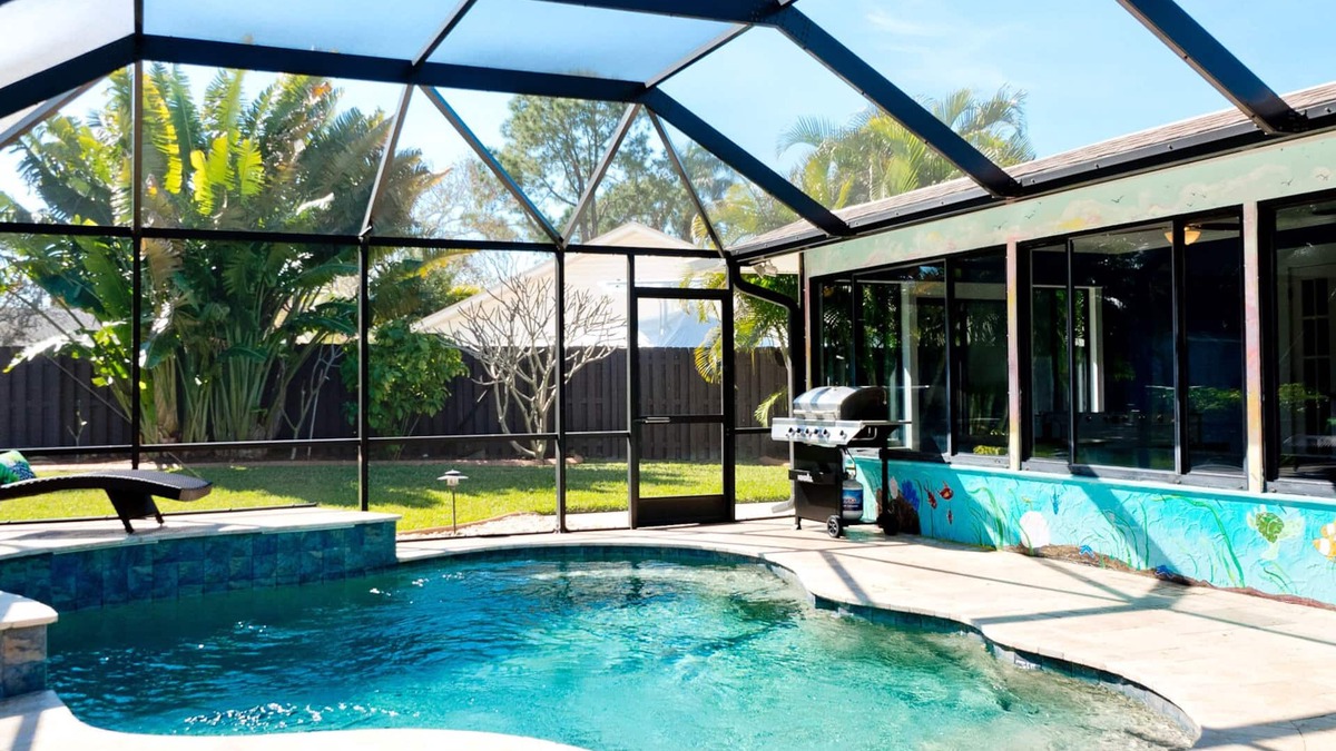 Palma Sola House | 1lvl, htd pool, 4 bd, 2.5bth, 2 king, sunroom, private, close2beach! NO DMG