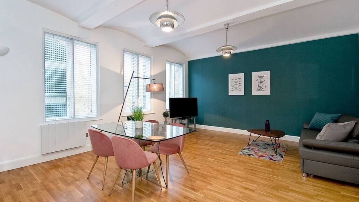 Clerkenwell Apartment | 1M Farringdon sleeps 4 Large 1BR Former Warehouse