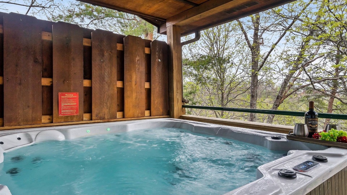Sevierville Cabin | 1mi to Dollywood*Hot Tub*Indoor Pool*PS5*Massage Chair*Ping Pong*Pool Table*Dog