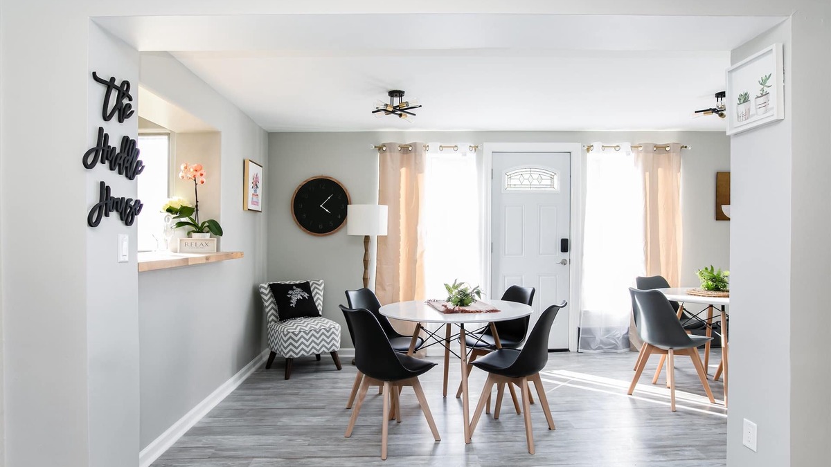 South Bend House | 1Mi to ND, Great for Gatherings & Game Day Fun, Dogs love the Huge Yard!