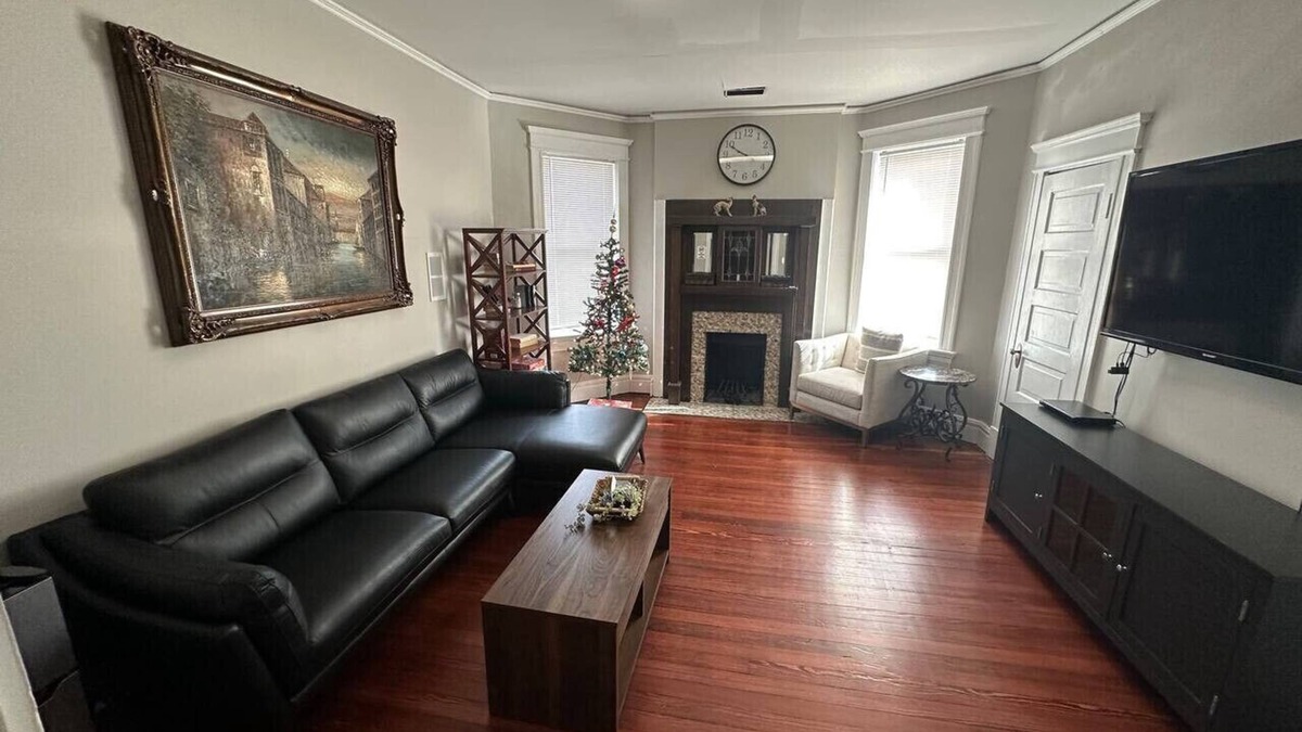 St. Charles Historic District Hotel | 1st Capitol Mansion - Suite 302