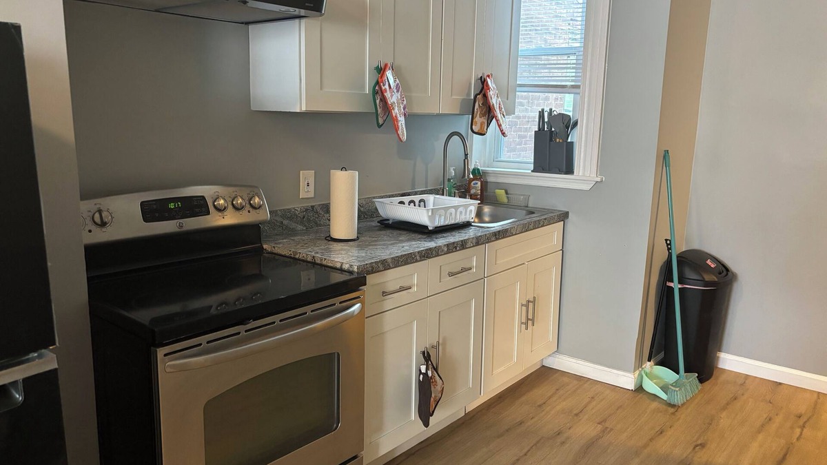 North Philadelphia Apartment | 1st fl 2-bedroom apartment with WiFi, AC in fantastic Philadelphia