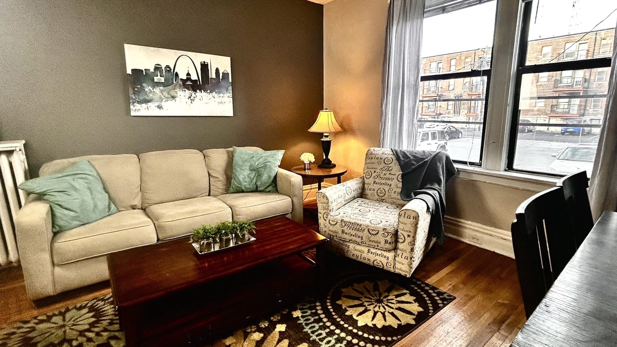 DeBaliviere Place Condo | 1st Fl King+Queen Beds, pet friendly, Steps to Metrolink, Free Gated parking