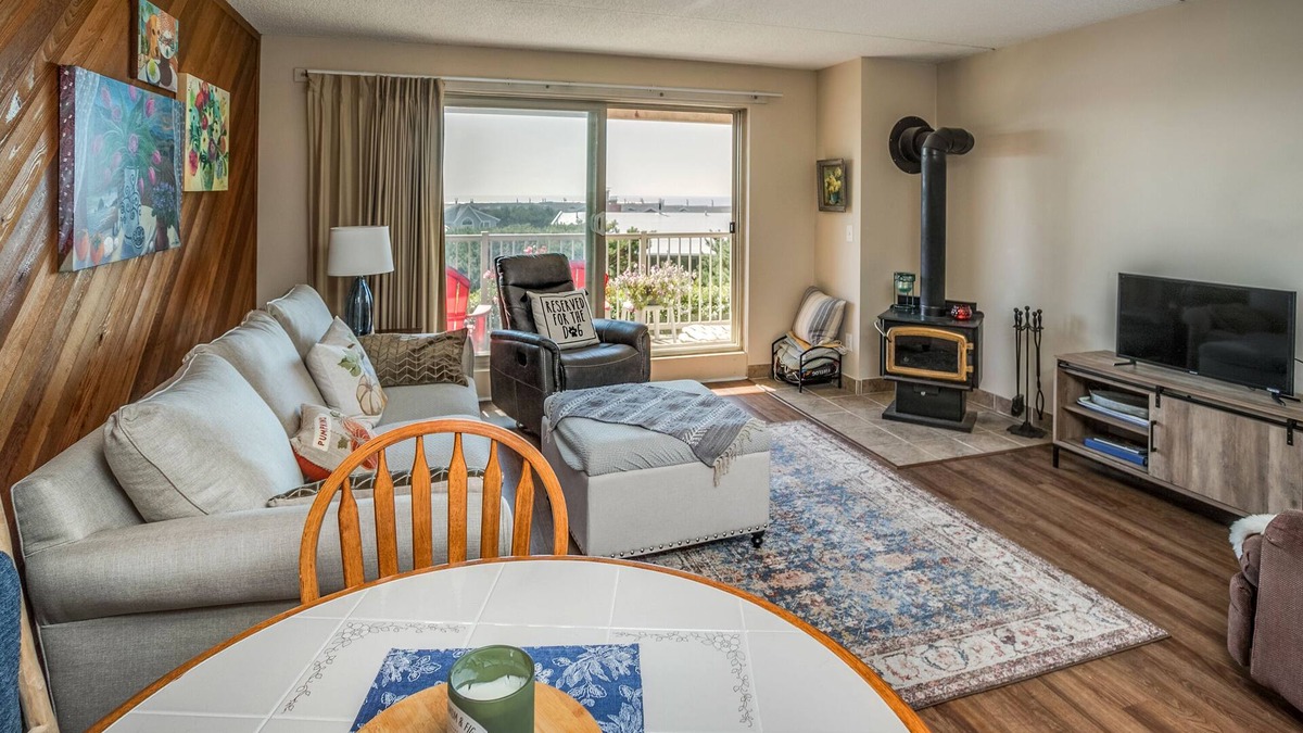 Gearhart Condo | 1st Floor 1 Bedroom Cute and Cozy and Pet Friendly - Walk to beach and golf! No Cleaning Fees.