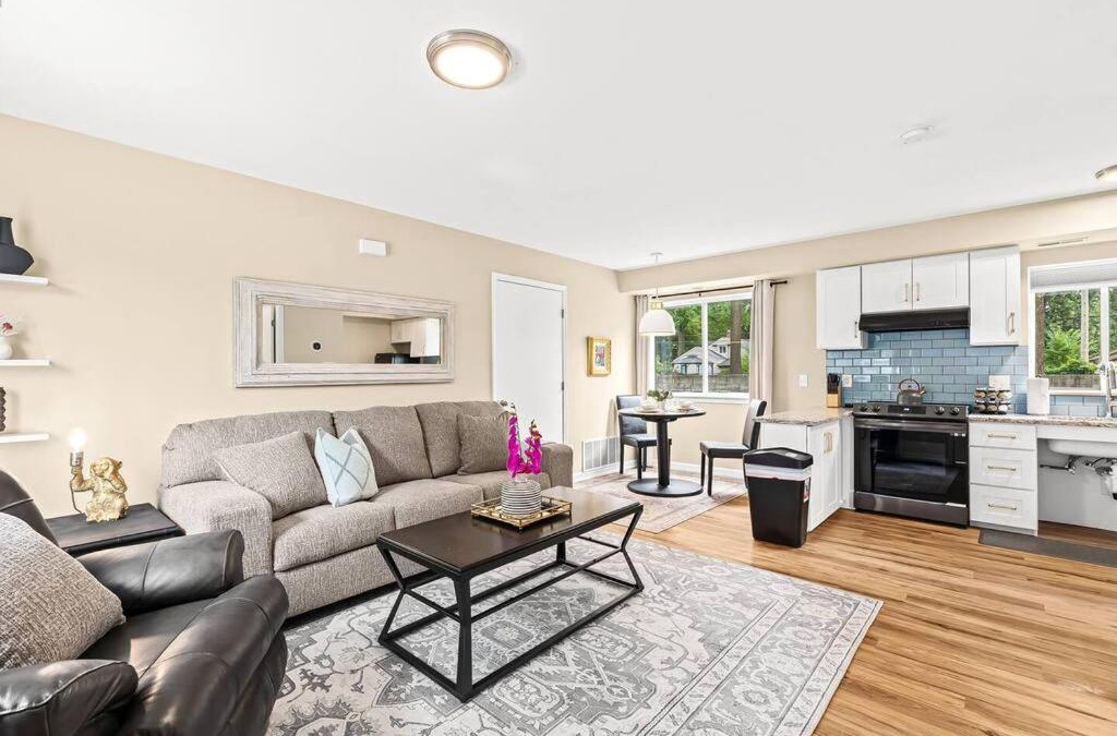 Roseville Apartment | 1st Floor 1BR Flat, King Bed, End Unit