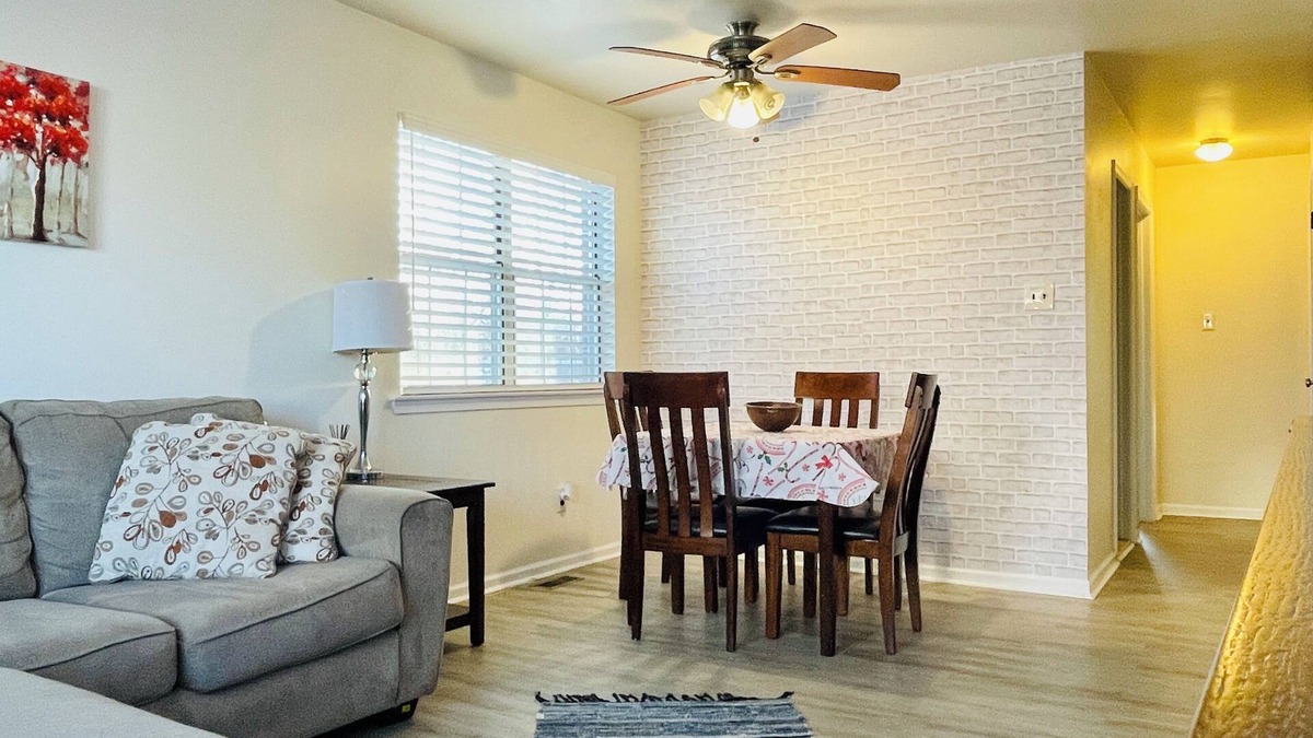 Primos Secane Apartment | 1st Floor 2BR in Primos Near Airport & Sports AC + WiFi Comfort