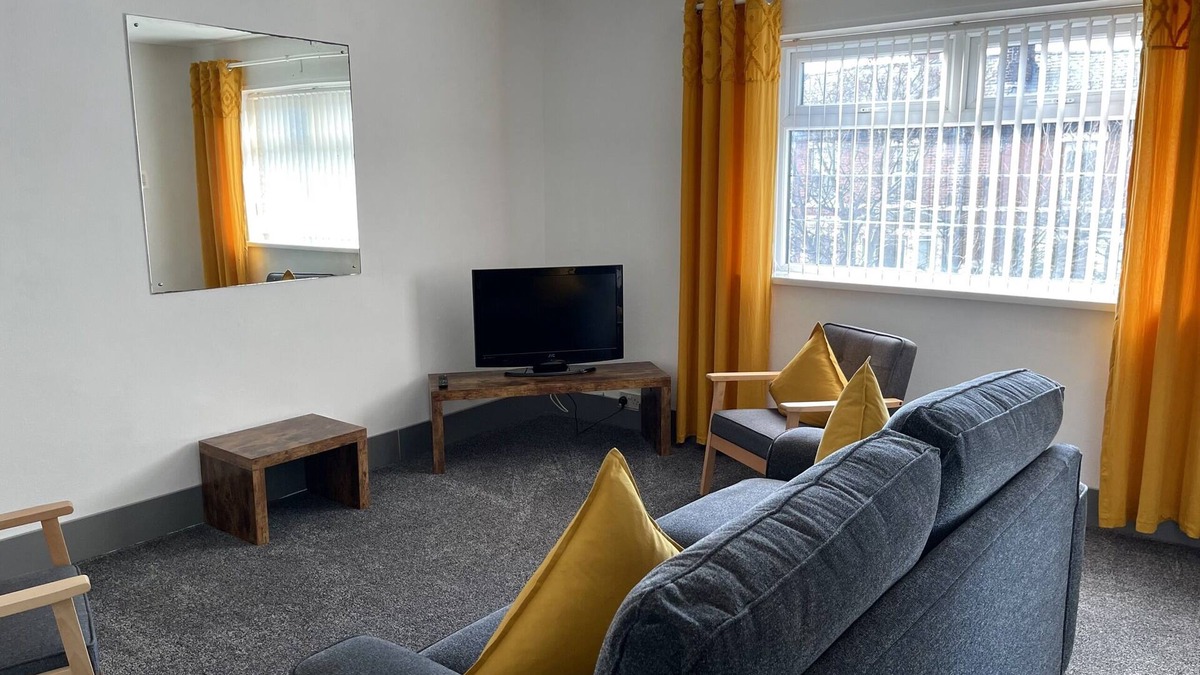 Blackpool Town Center Apartment | 1st floor double & twin room apartment 5 minuets walk from town.
