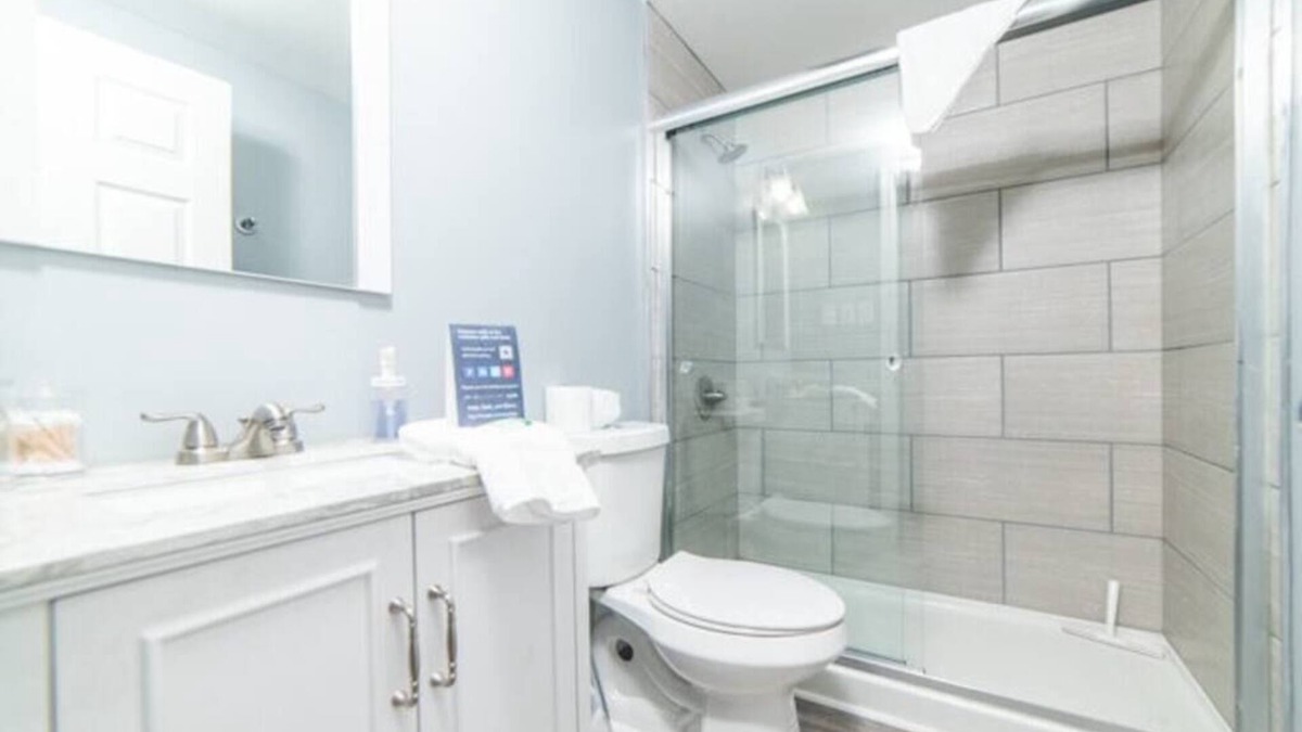 Central Northside Apartment | 1st Floor - Free Parking - Washer & Dryer - AGH