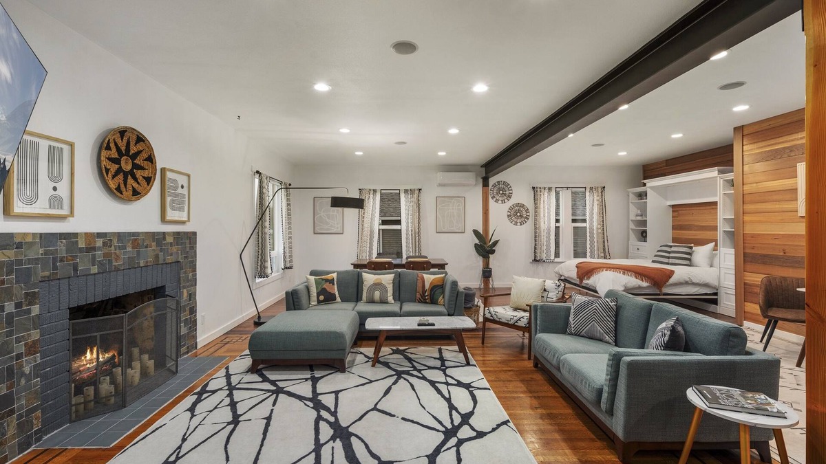 Enumclaw Condo | 1st floor in Duplex Chic 1BR Close to Ski Resorts & Mt. Rainier