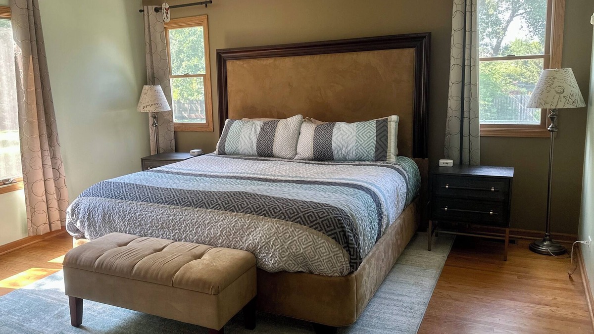 West Chicago Apartment | 1st Floor In Single Family Home on 2.5 Fenced Acres