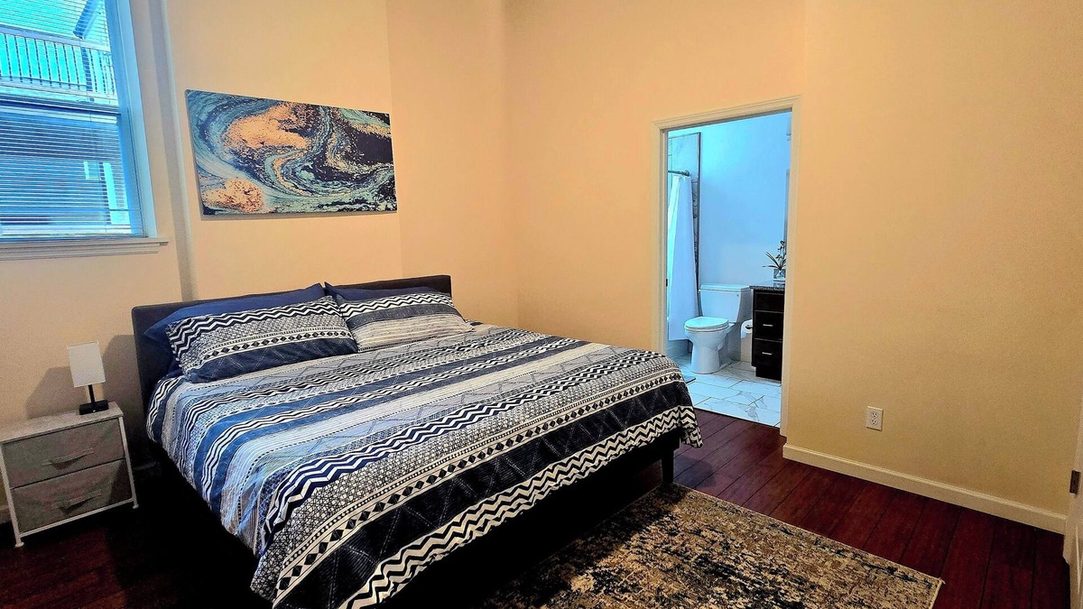 The Gate Apartment | 1st Floor King- Less than From 5 Miles From BJC- Unit D