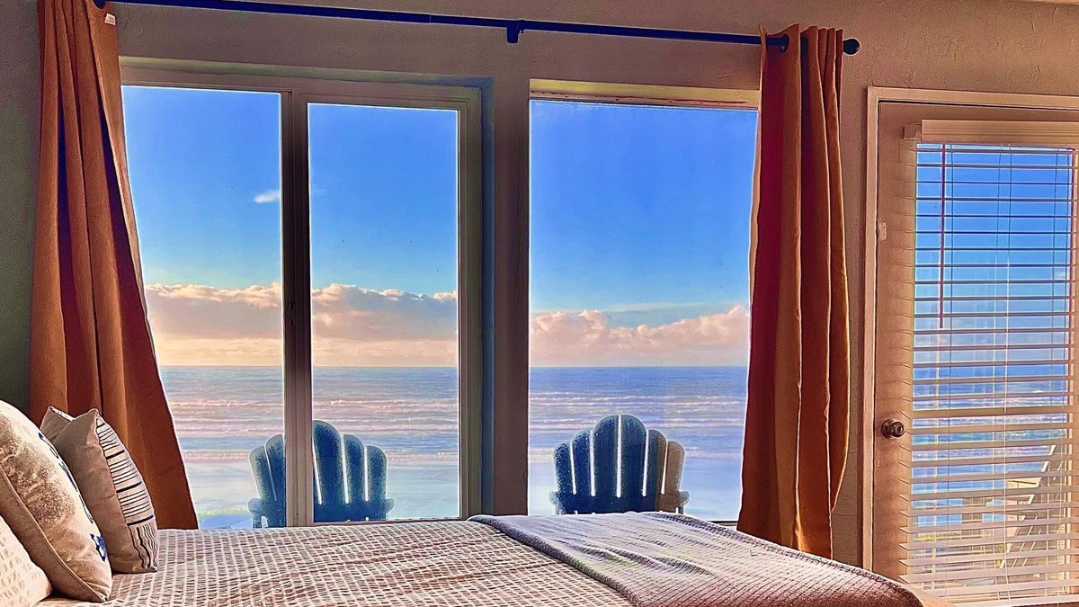 Eddyville Condo | 1st floor Oceanfront studio with king bed, AC & hot tub