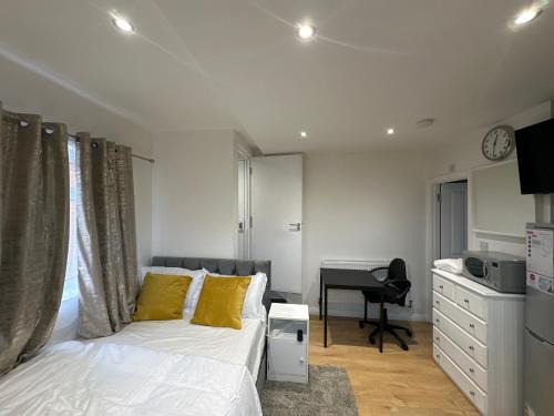 Downham Apartment | 1st Studio Flat With full Private Toilet And Shower With its Own Kitchenette in Keedonwood Road Bromley A Fully Equipped Independent Studio Flat