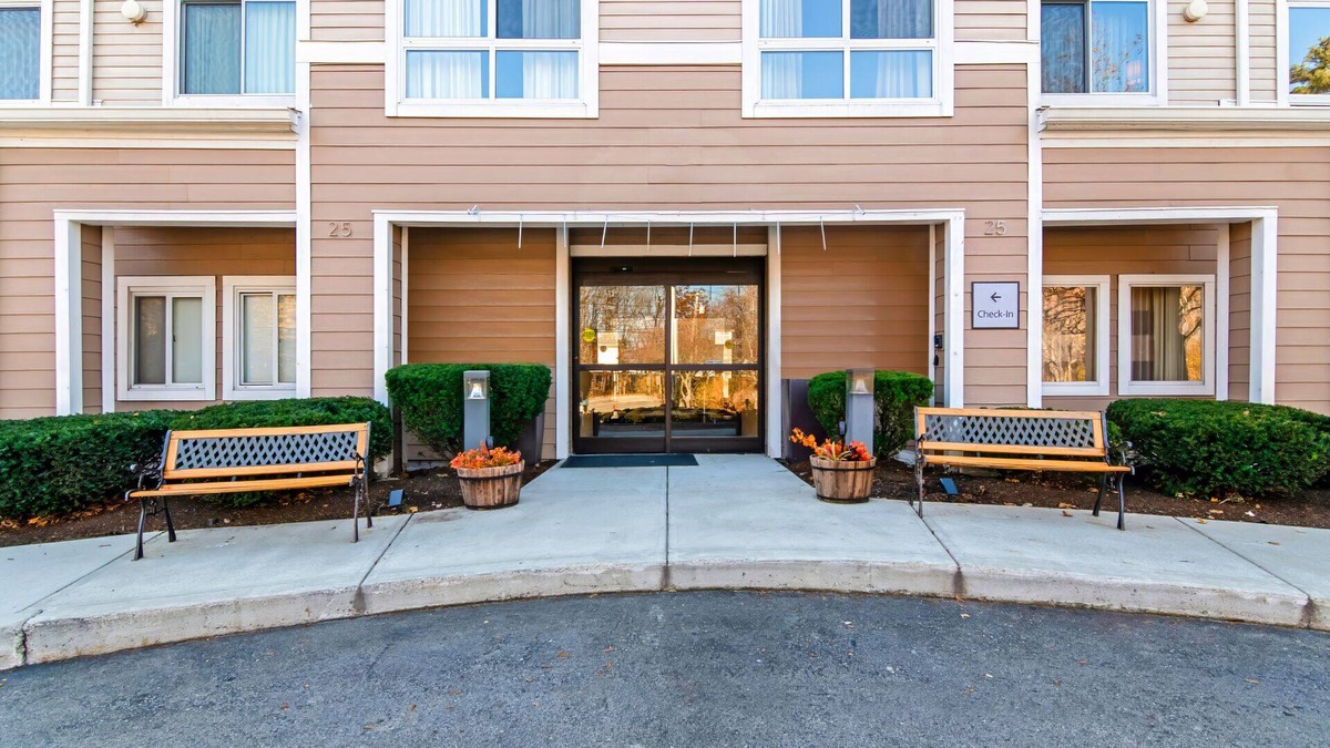 Westborough House | 1x1 Serenity in the Suburbs: Your Ideal Retreat in Westborough - Boston