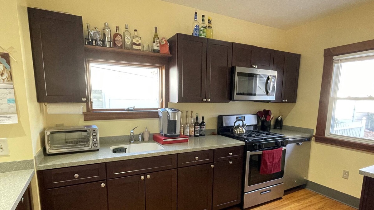 Bedford House | 2/1.5 Clean and Comfortable Home in Bedford, OH