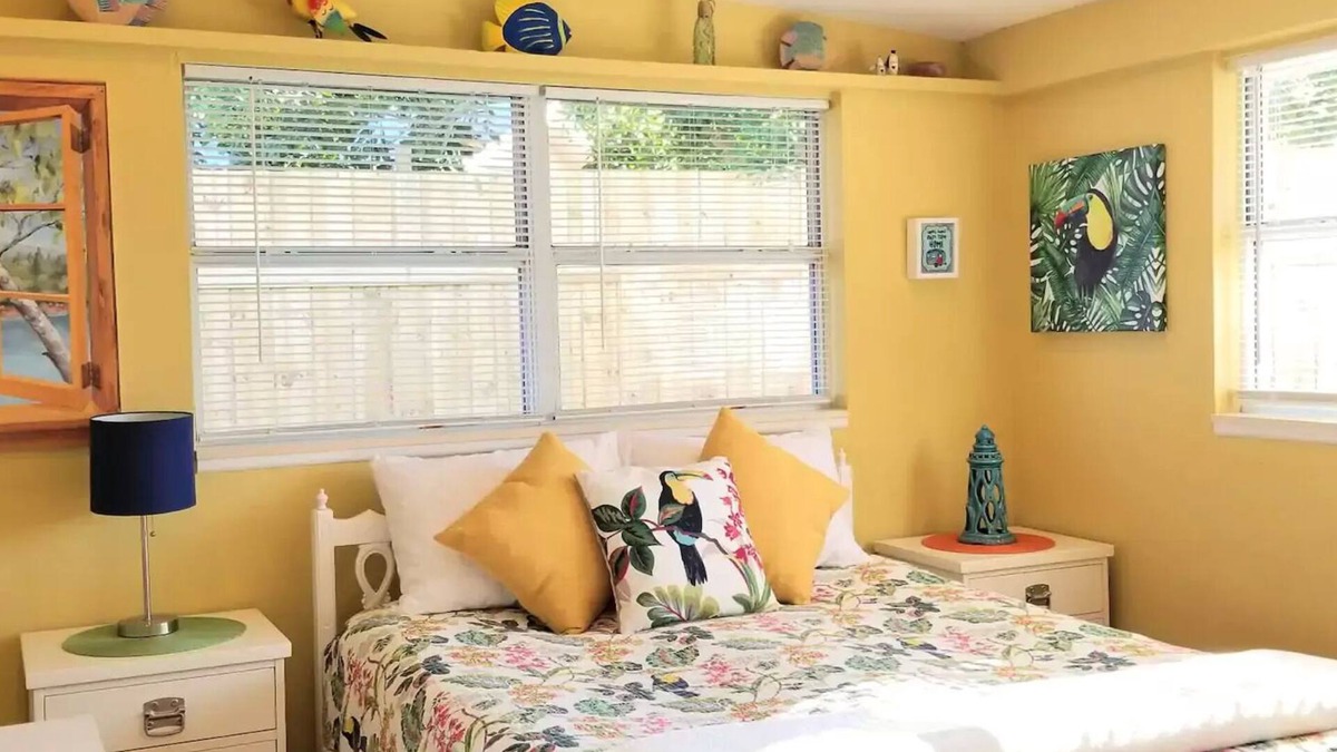South Gate Ridge House | 2/1 Cute, Bright, artistic near #1 beach fenced privacy yard for pets!