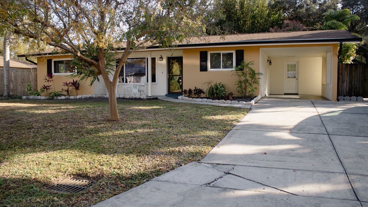 Sarasota Springs House | 2/1 with Huge Backyard - Pet Paradise-20 min from Beaches