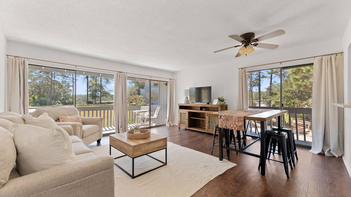 Daphne Condo | 2 /2 Condo Overlooking 18th Hole! Parking + Wi-Fi