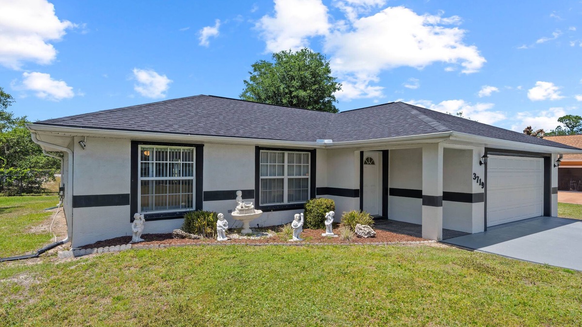 Sebring House | 2/2 home W/AC, Wi-Fi Home of Sebring 24 & HGTV Hometown Makeover & Pet Friendly!