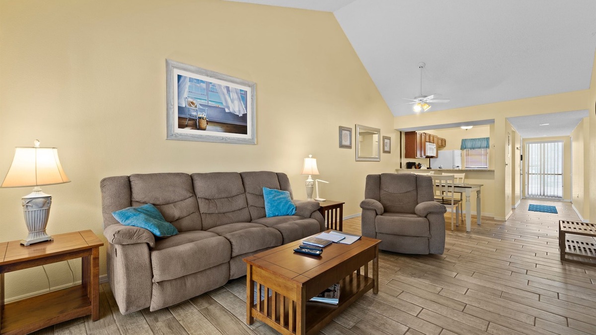 Plantation Condo | 2/2 Vaulted Ceiling 10 Min to beach on golf course