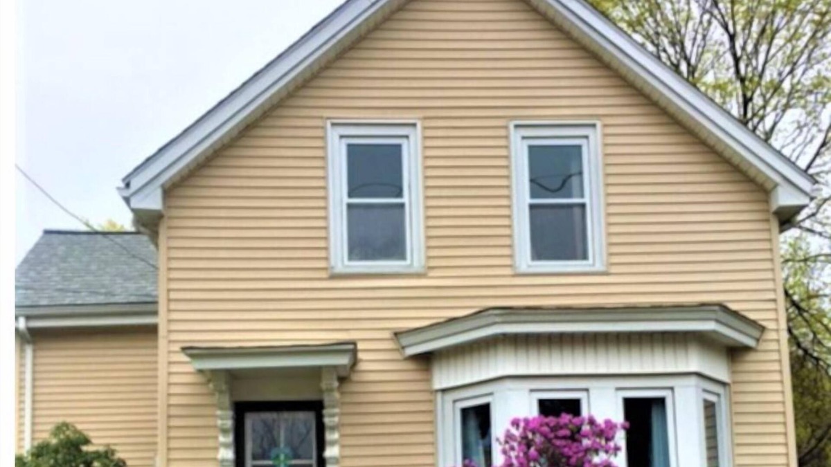 Stoughton House | 2-3 Bedroom House Between Boston & Providence in Active, Friendly Town