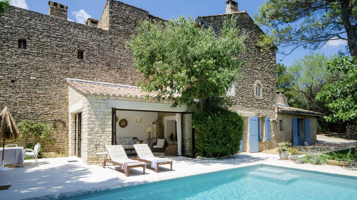Gordes Villa | 2/3 bedroom Secluded Villa 17th Century with Private heated Pool. Provencal gem