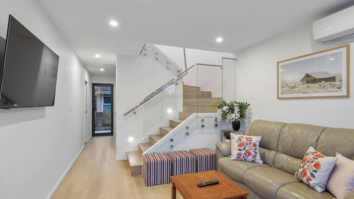 Mangere House | 2/30 Ventura Street, Māngere, Auckland 2022