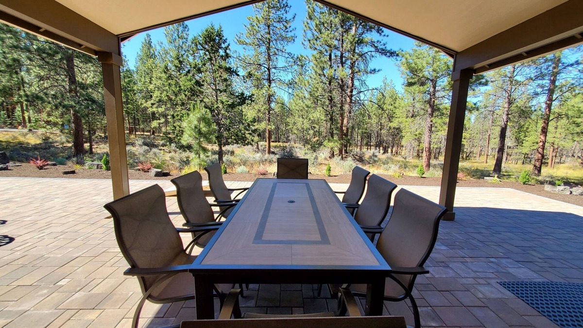 Deschutes River Woods House | 2.5 acres New single level home 7 bedroom 5 full bath 3,462 sqft forest views