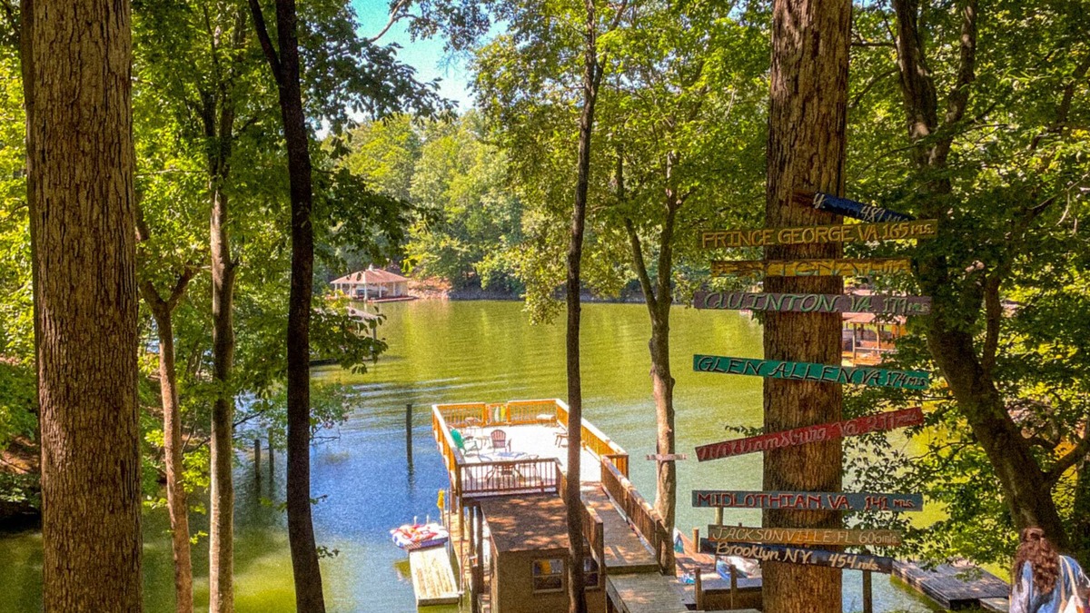 Westlake Corner House | 2.5 wooded acres on quiet deep water cove - create great vacation memories.