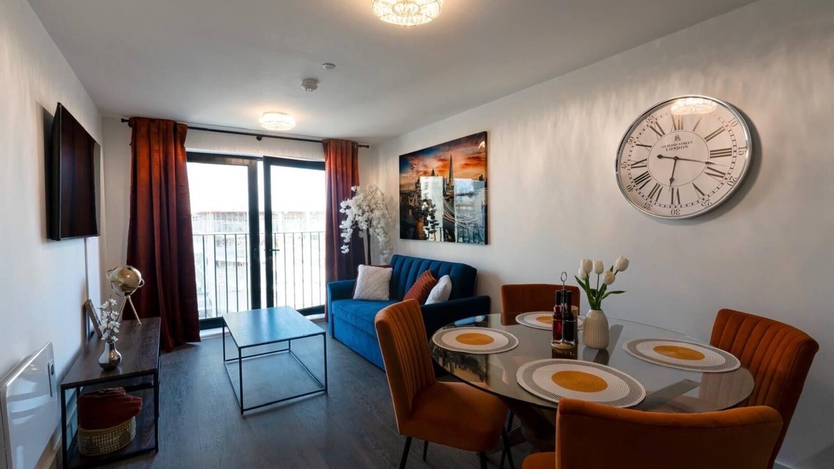 Vauxhall Apartment | 2.5bedr| PENTHOUSE| PARKING| Centre| Skyline view| 5-min from Everton Stadium|