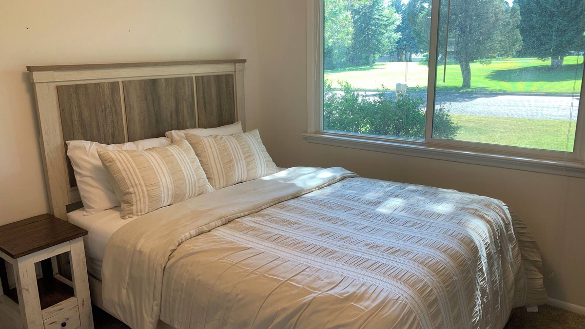 Billings House | 2,800 sqft large 2-bedroom house in safe sought after neighborhood with AC, WiFi